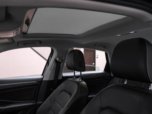 Used 2022 Volkswagen Jetta SE w/ Panoramic Sunroof Package FWD image 5