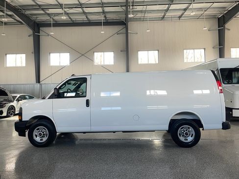 Used 2025 GMC Savana 3500 Extended RWD image 4