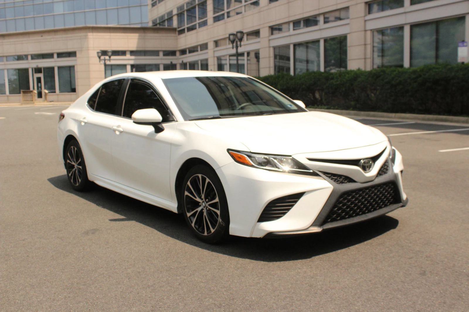 Used 2019 Toyota Camry SE FWD image 1