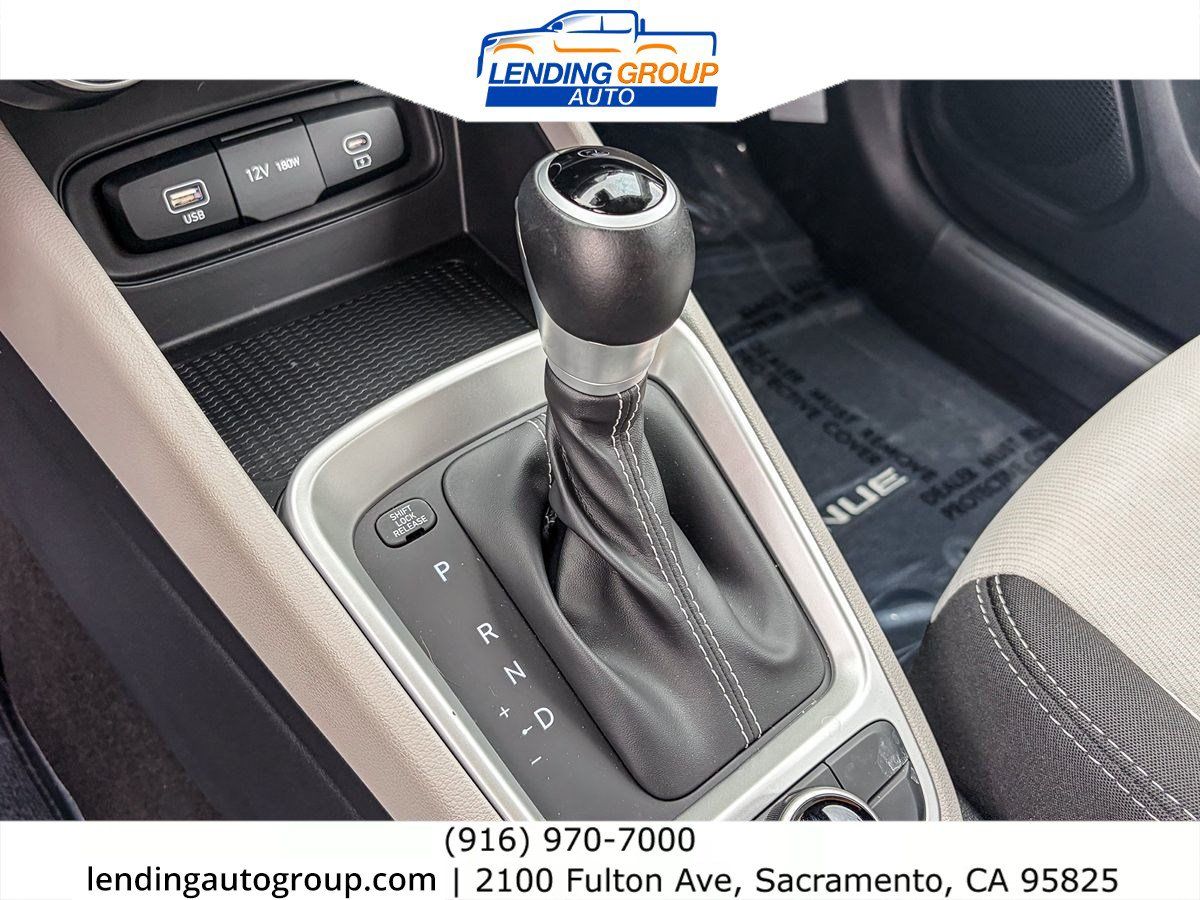 Used 2023 Hyundai Venue SEL FWD image 18