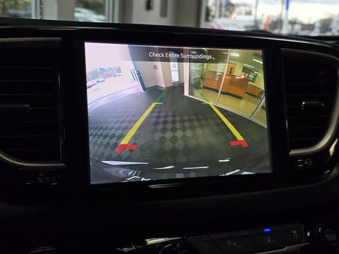 Used 2025 Chrysler Pacifica Select image 30