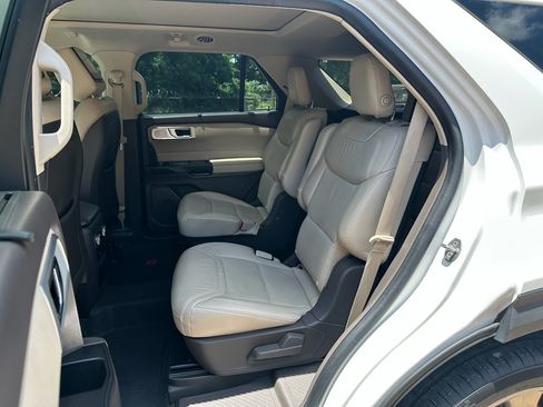 Used 2020 Ford Explorer Platinum w/ Premium Technology Package AWD/4WD image 9