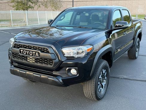Used 2021 Toyota Tacoma TRD Off-Road w/ Technology Package AWD/4WD image 18