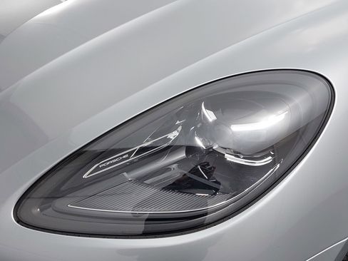 Certified 2025 Porsche Macan image 33