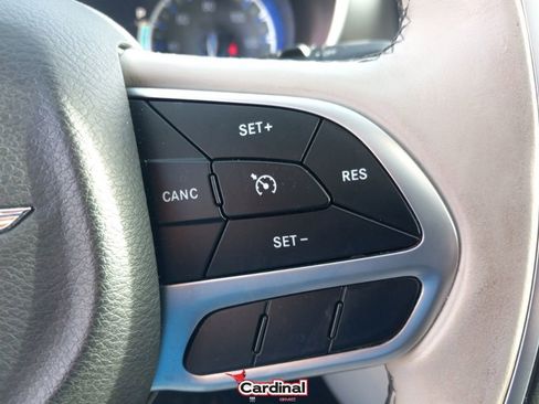 Used 2018 Chrysler Pacifica Limited image 31