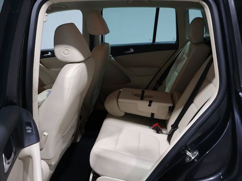 Used 2012 Volkswagen Tiguan SE image 18