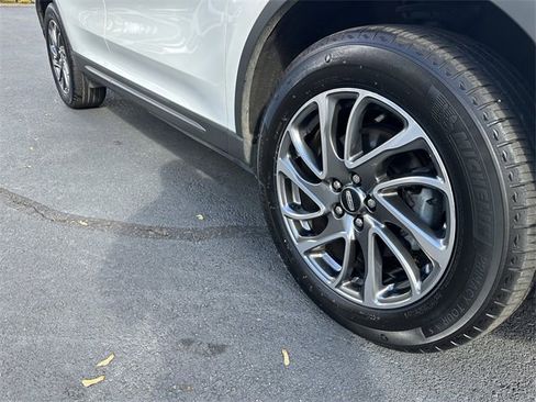 Certified 2022 Lincoln Corsair Standard w/ Equipment Group 101A image 11