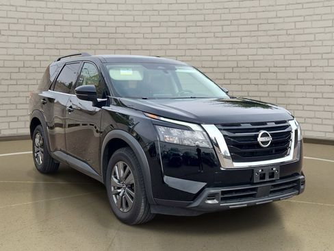 Used 2024 Nissan Pathfinder SV image 3