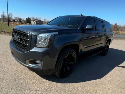 Used 2019 GMC Yukon XL SLT w/ Graphite Performance Edition image 4