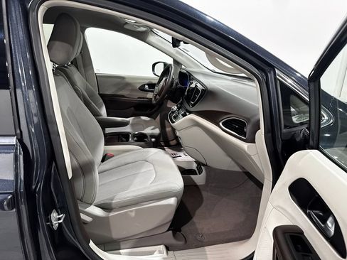 Used 2020 Chrysler Pacifica Touring w/ Advanced Safetytec Group FWD image 24