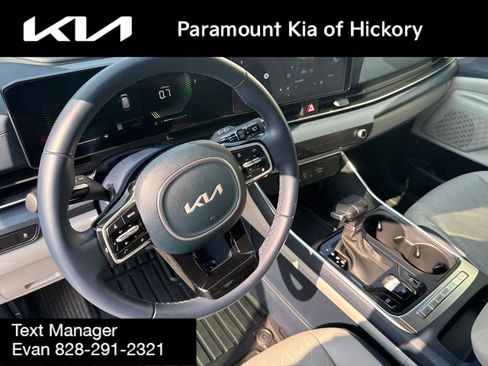 Used 2025 Kia Carnival EX FWD image 27
