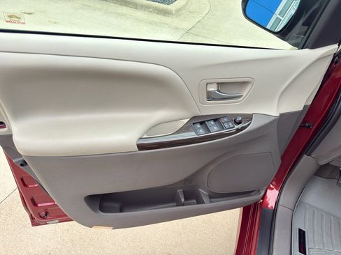 Used 2020 Toyota Sienna XLE image 12