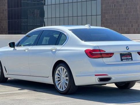 Used 2018 BMW 740i image 9