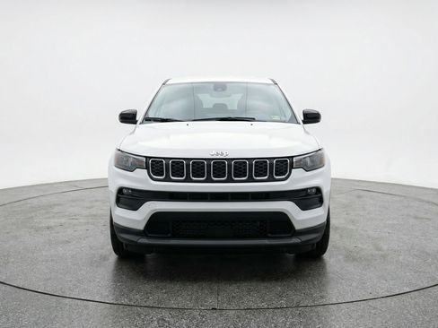 Used 2025 Jeep Compass Latitude image 2