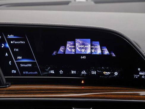 Used 2021 Cadillac Escalade Premium Luxury AWD/4WD image 17