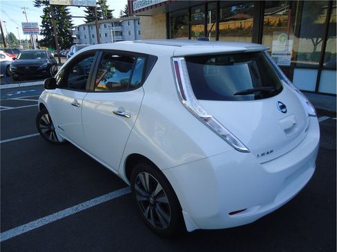 Used 2016 Nissan Leaf SV w/ Premium Package FWD image 8