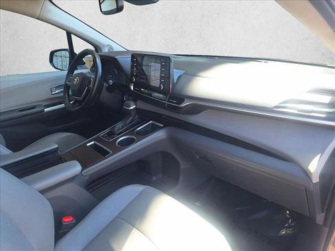 Used 2023 Toyota Sienna XLE w/ XLE Plus Package FWD image 19