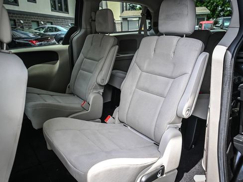 Used 2018 Dodge Grand Caravan SE w/ UConnect Hands-Free Group FWD image 13