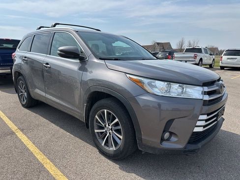 Used 2018 Toyota Highlander XLE image 2