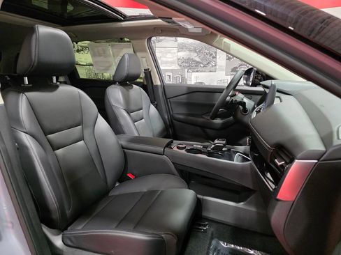 Used 2025 Nissan Rogue SL w/ SL Premium Package image 18