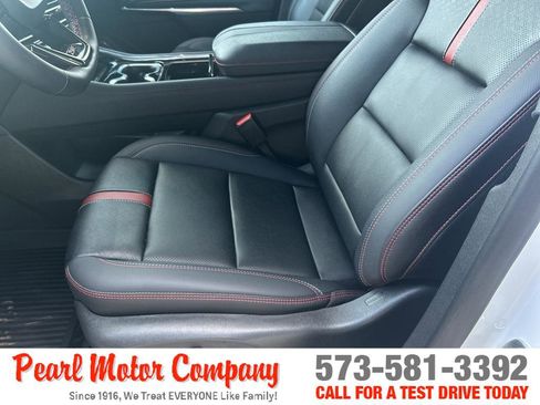 Used 2025 Chevrolet Traverse RS image 10