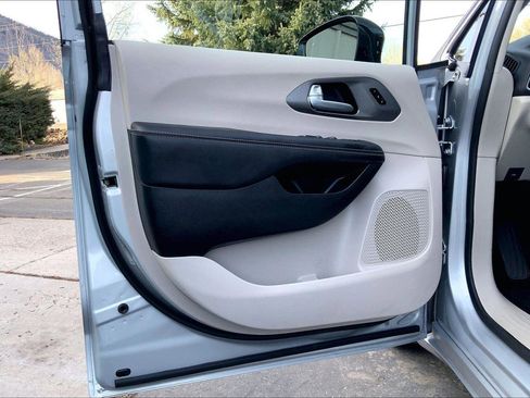 Certified 2024 Chrysler Pacifica Touring-L image 23