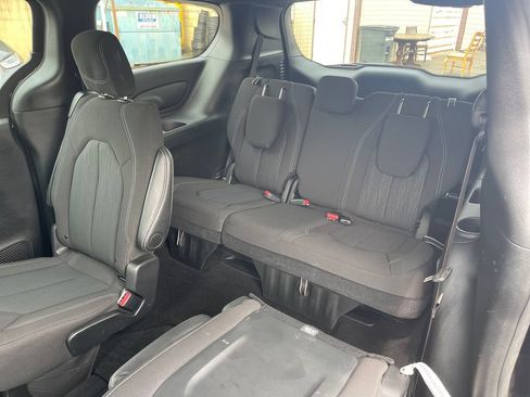 Used 2024 Chrysler Pacifica Touring FWD image 17