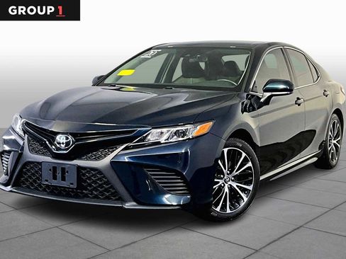 Used 2020 Toyota Camry SE image 1