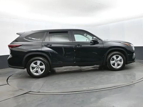 Used 2025 Toyota Highlander LE FWD image 4