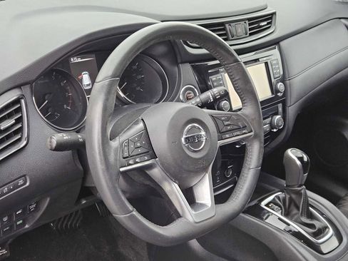 Used 2017 Nissan Rogue SV w/ SV Premium Package FWD image 2