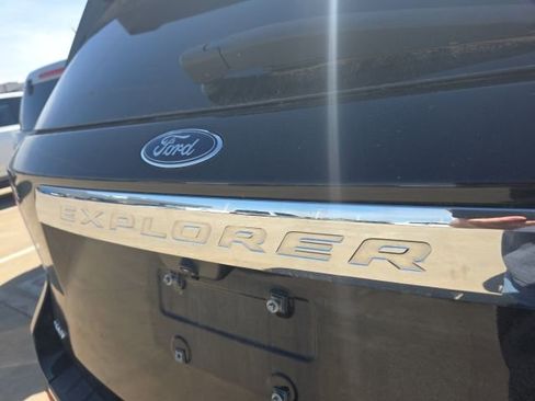 Used 2022 Ford Explorer XLT image 12