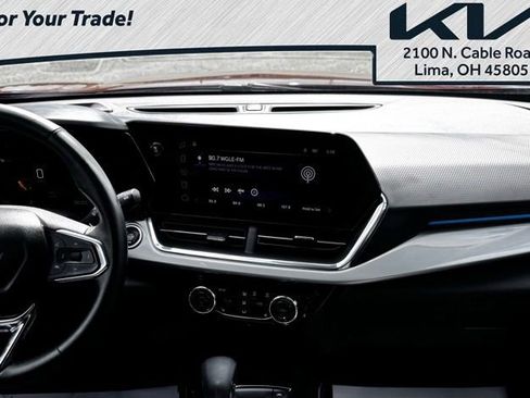 Used 2025 Chevrolet Trax LT w/ LT Convenience Package FWD image 9
