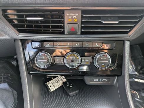 Used 2024 Volkswagen Jetta SE w/ Panoramic Sunroof Package image 27