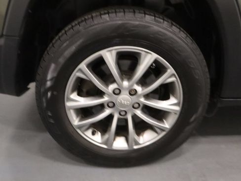 Used 2019 Jeep Cherokee Latitude Plus w/ Cold Weather Group AWD/4WD image 22