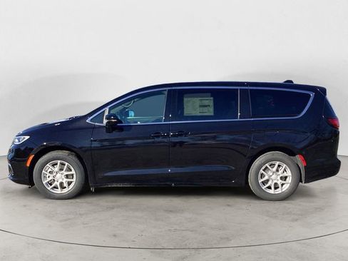 New 2026 Chrysler Pacifica Select image 2
