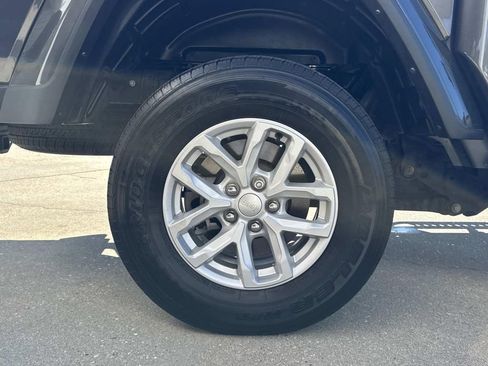 Used 2023 Jeep Gladiator Sport image 14