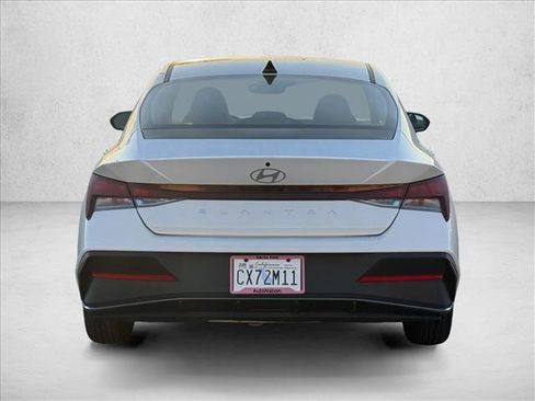 Certified 2025 Hyundai Elantra SE image 6