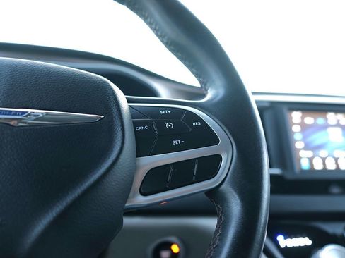 Used 2018 Chrysler Pacifica Touring-L image 19