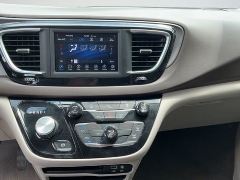 Used 2019 Chrysler Pacifica LX FWD image 30