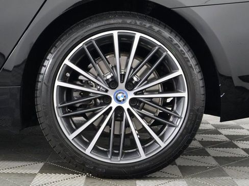 Used 2023 BMW 530e xDrive w/ Premium Package image 16