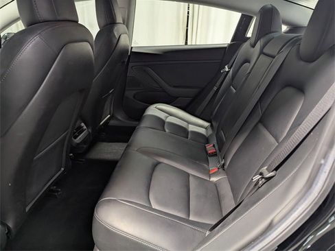 Used 2019 Tesla Model 3 Standard Range image 9