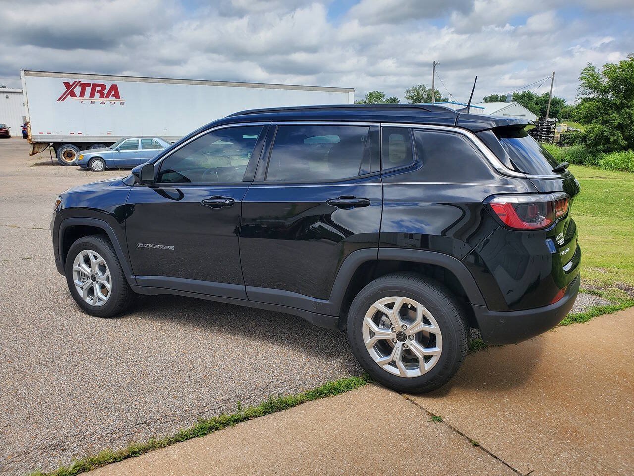 Used 2025 Jeep Compass Latitude w/ Convenience Group AWD/4WD image 8