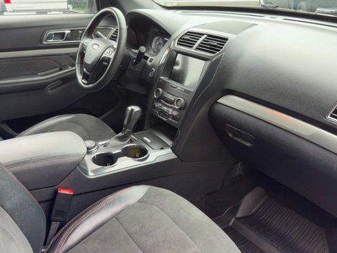 Used 2019 Ford Explorer XLT w/ XLT Sport Appearance Package AWD/4WD image 16