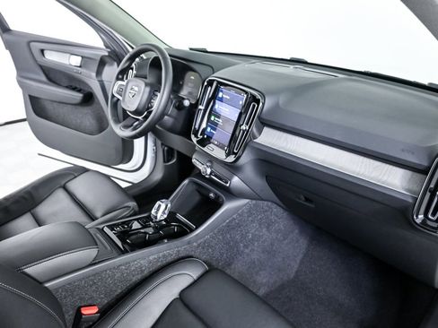 Certified 2025 Volvo XC40 B5 Plus image 23