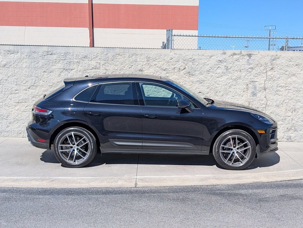 Certified 2025 Porsche Macan AWD/4WD image 8