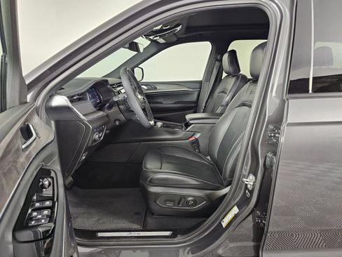 Used 2023 Jeep Grand Cherokee Overland AWD/4WD image 17