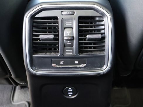 Certified 2023 Porsche Macan AWD/4WD image 23