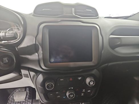 Used 2019 Jeep Renegade Altitude w/ UConnect 8.4 Nav Group AWD/4WD image 19