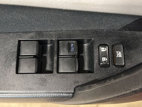 Used 2018 Toyota Corolla LE FWD image 16
