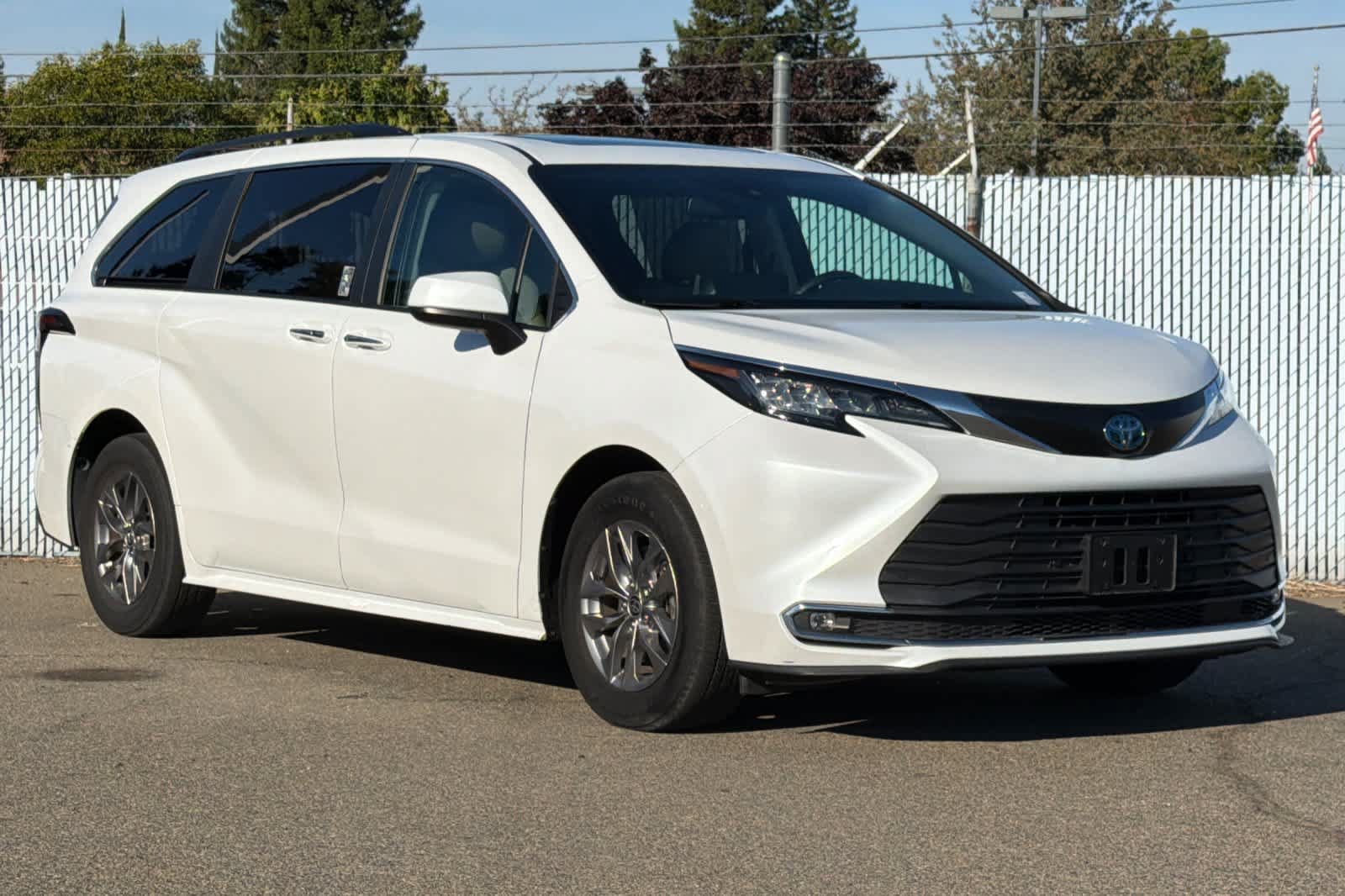 Used 2023 Toyota Sienna XLE FWD image 7